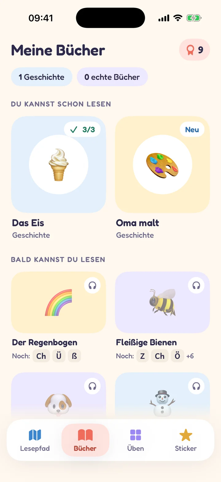 Das Bücherregal: lesbare Geschichten vorne, bei den anderen zeigt Lino, welche Buchstaben noch fehlen.