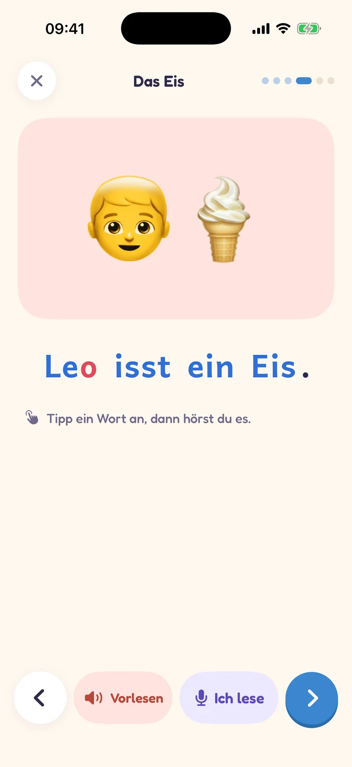 Eine Geschichte: „Leo isst ein Eis.“ in Silbenfarben, darüber ein Bild, unten die Knöpfe Vorlesen und Ich lese.